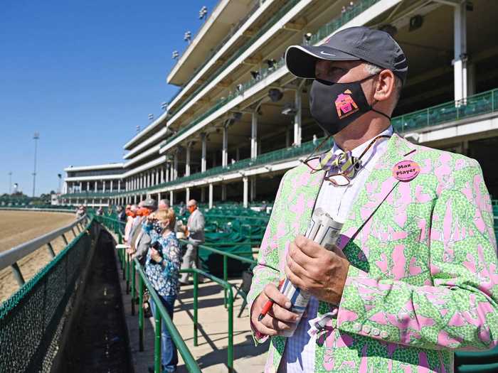 Some viewers sported vivid pastel colors, another fashion convention that