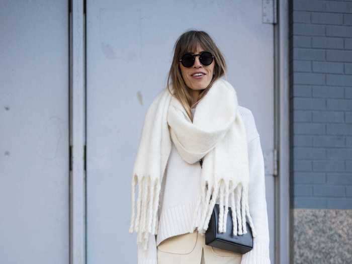 This white and cream outfit proves that even light-colored linen pants can be worn year-round.