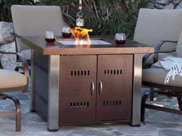 Decorate your outdoor space and warm up with this square fire pit.