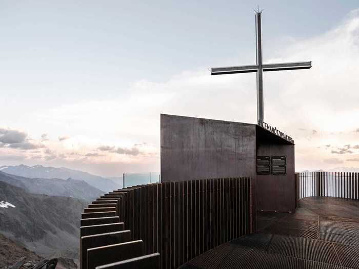 Made of corten steel, the observation deck was built around the existing summit cross and appears to float above the landscape.