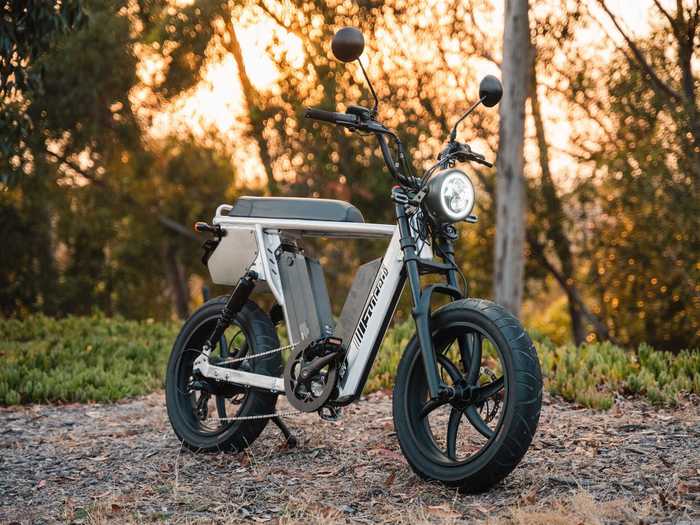 The bike offers up more than 100 miles of riding range thanks to a dual-battery setup, Juiced says.