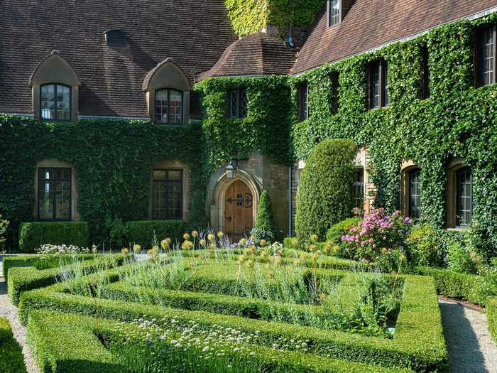 There are sculptural hedges, a rose garden, a topiary garden, and water fountains.