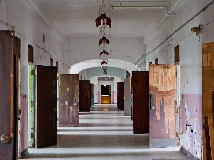 WEST VIRGINIA: Trans-Allegheny Lunatic Asylum, Weston