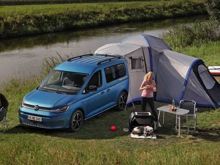 The camper can be used in conjunction with the "California on Tour" smartphone app, which lists campsites, camping companies, and places to dispose of water and waste.