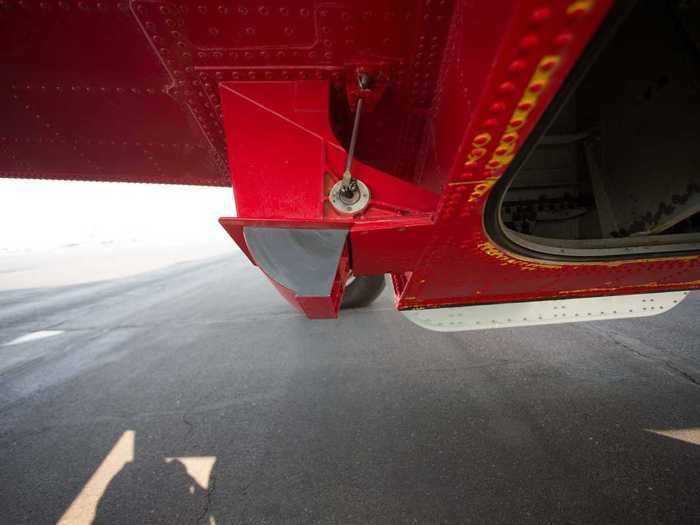 When refilling, the airplane never completely lands — instead skimming across the top of the water at a low speed until its tanks are topped off. The entire process takes an impressive 12 seconds, filled entirely from the surprisingly small scoops, seen below.