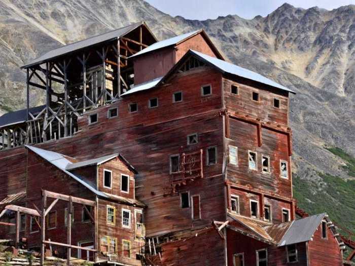 The price of copper dropped during the Great Depression, and the supply of copper in Kennecott eventually run out.