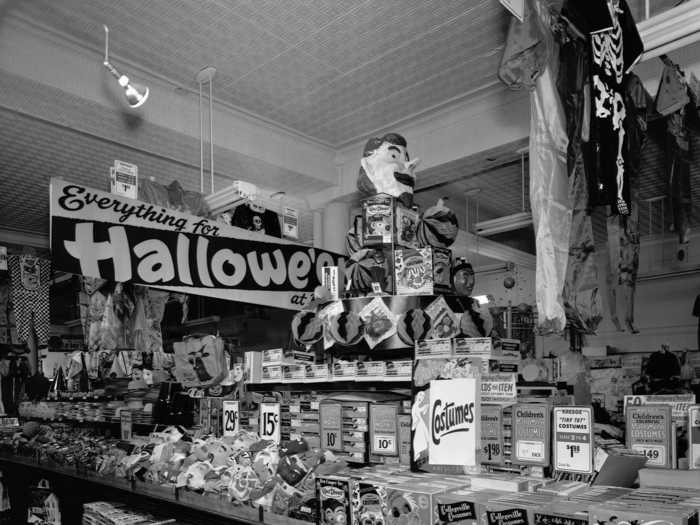 Disposable paper costumes made way for boxed character costumes in the 1930s and 