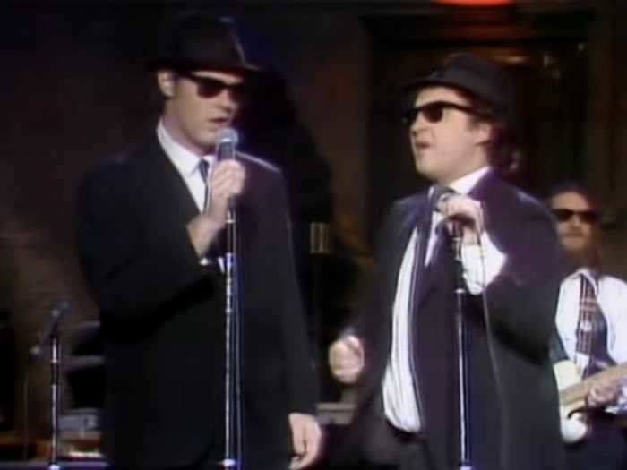 Original cast members Dan Aykroyd and John Belushi had bunk beds in their shared office.