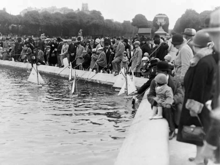 It was also common for children to play with boats in the fountain of the Jardin des Tuileries.