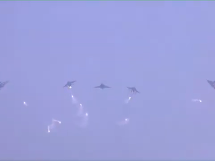 Rafale finally makes its entrance in the Vijay formation flanked by two SEPECAT Jaguars and two Mirage 2000s.