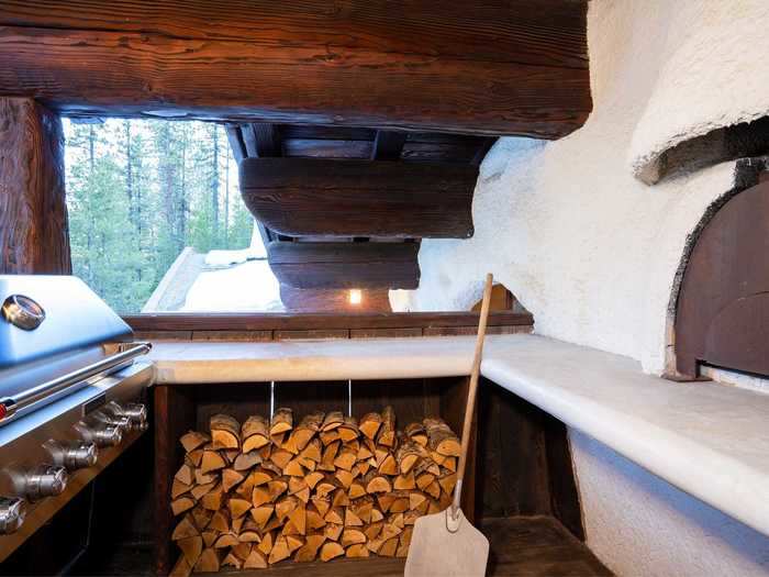 ... or sip on après-ski cocktails while cooking pizza in a wood-burning stove.