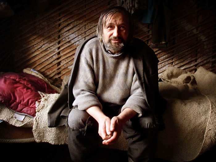 Living in isolation for a certain period of time can take both an emotional and physical toll on people. This man has lived alone in a valley in Bosnia and Herzegovina for years and is said to have lost his ability to communicate as a result.