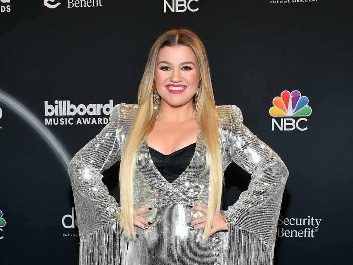 Kelly Clarkson wore a sequin Balmain dress and Roberto Cavalli sandals.