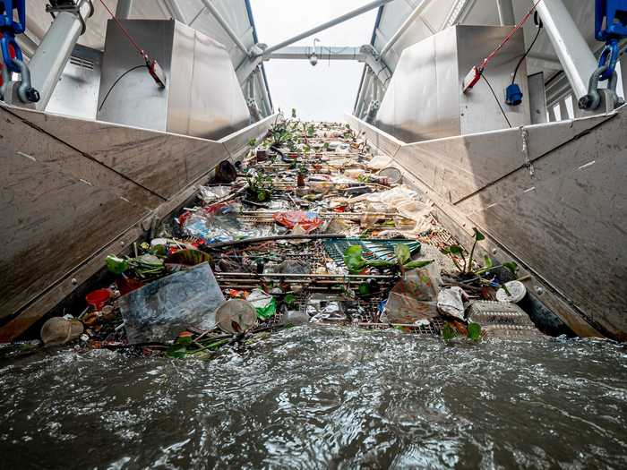 The current moves debris onto a permeable conveyer belt, leaving only pollutants behind.