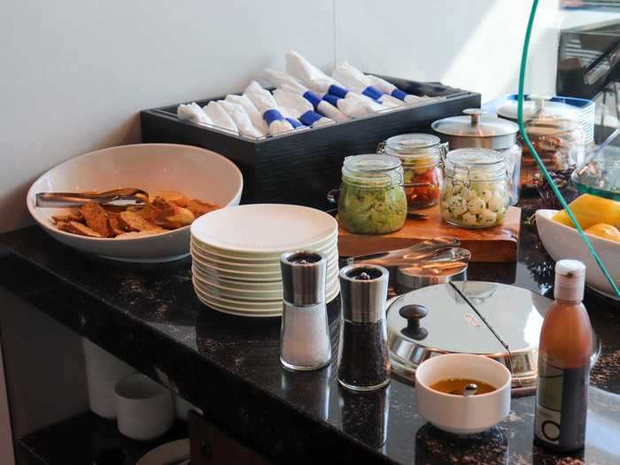 Another feature of the buffet is the avocado toast station, a growing trend in airport lounges. Toppings include mozzarella balls, tomatoes, balsamic vinegar, and olive oil.