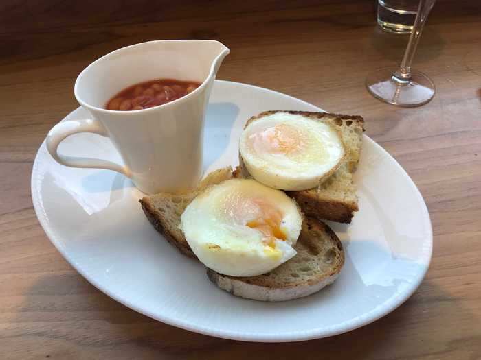 My eggs swiftly arrived, which were served on sourdough toast rather than muffins, with baked beans on the side. It was nicely presented and the yolks were pleasingly runny.