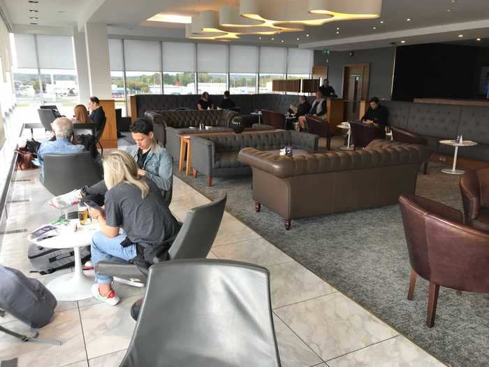 It was a Saturday morning and the lounge was just the right level of busy — not noisy or uncomfortably full, but not super quiet either, with a mix of solo travelers, couples, and small groups. People wore masks when walking around.