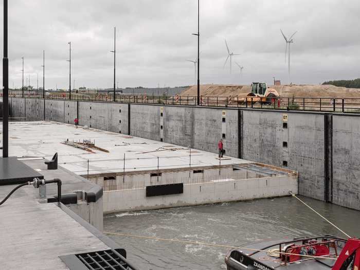 Pipes in the pontoons will use water from the Rinjhaven for cooling.