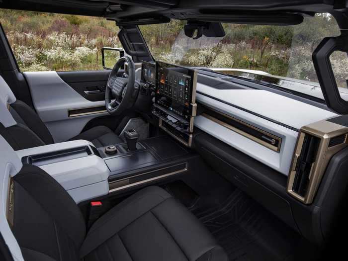 With the removable roof, GMC takes aim at similar functions available on the Ford Bronco, Jeep Wrangler, and Gladiator.