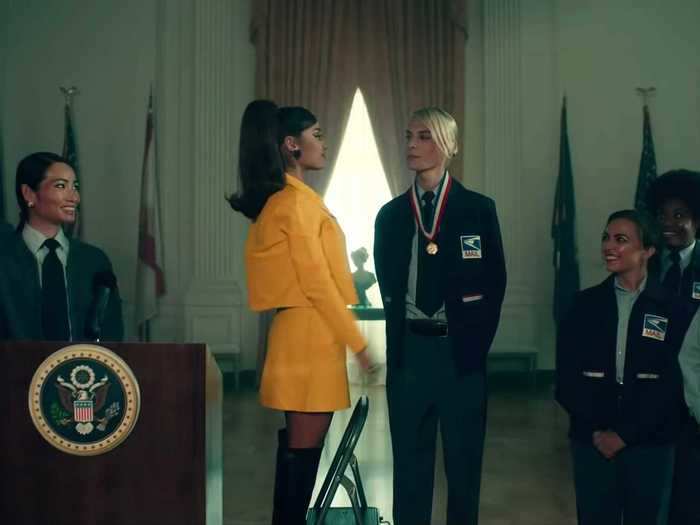 Grande presents the Presidential Medal of Freedom to USPS workers.