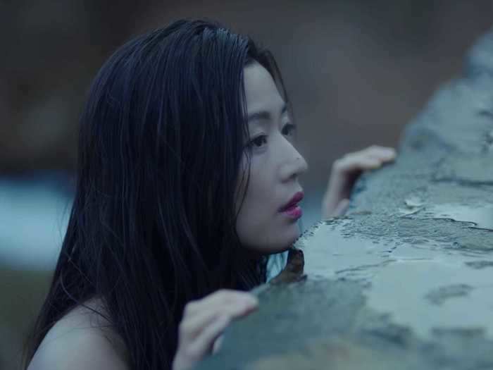 A crooked con man meets a mysterious mermaid on "The Legend of the Blue Sea."