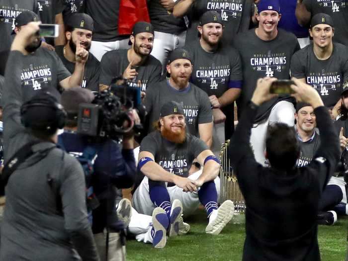 Turner even posed for photographs with the rest of the team while not wearing a mask.