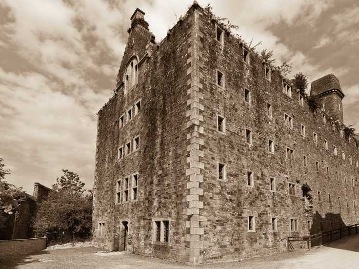 From 1887 until 1922, the Royal Navy occupied parts of the building. Then in 1927, the jail closed down. Abandoned for decades, it fell into ruin.