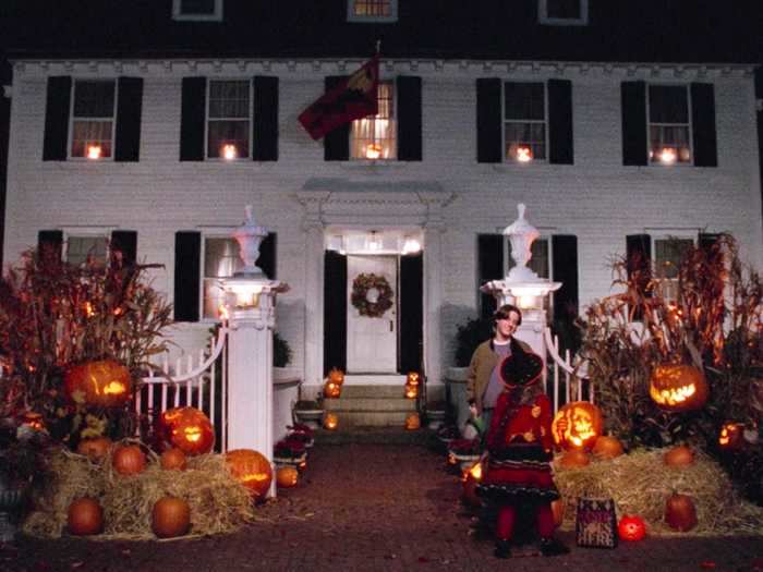 Max and Dani trick-or-treat at the Ropes Mansion in "Hocus Pocus."