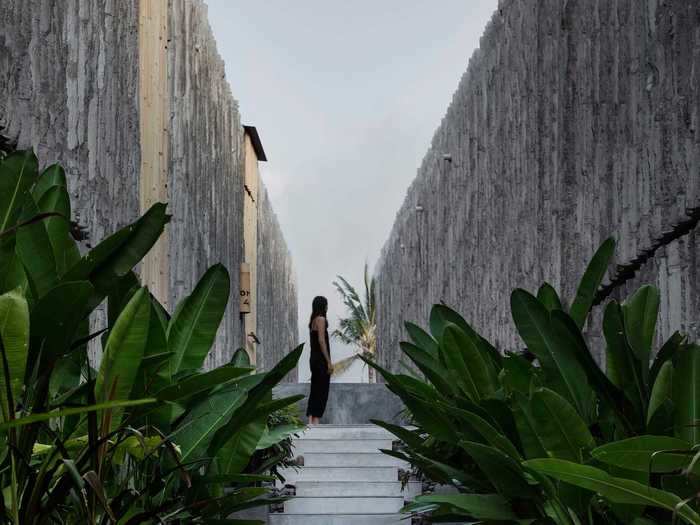 Both the blades and the walkways between them create Instagrammable "tunnel views" of the ocean and mountain, blocking out views to the side.