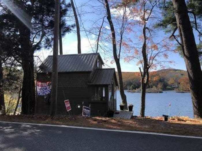 This house hangs a "Veterans for Trump" banner.