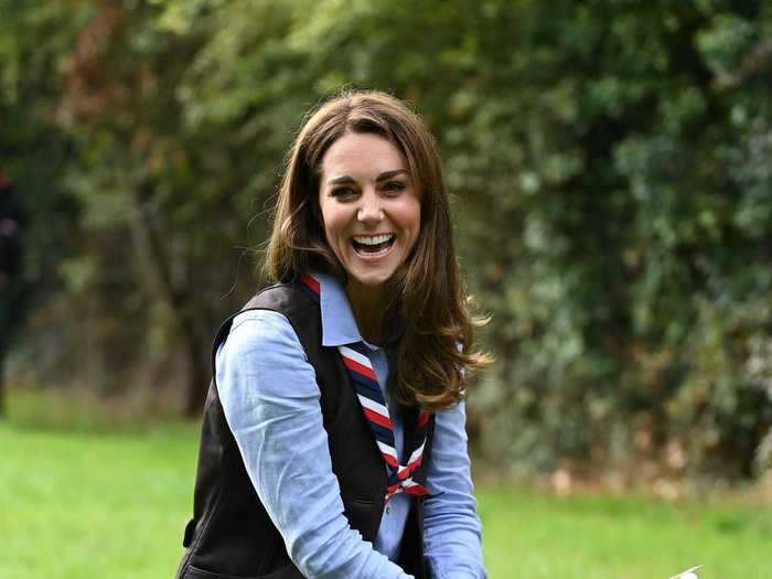 Middleton roasted marshmallows with a Scouts group in London wearing a casual look from Massimo Dutti.