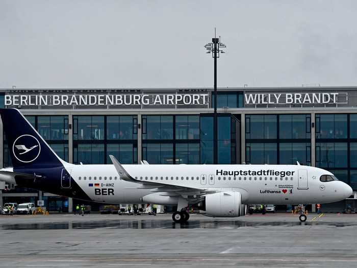 Lufthansa brought one of its newly-delivered A320neos, covered with Berlin-themed tickets, including one of the airport code.