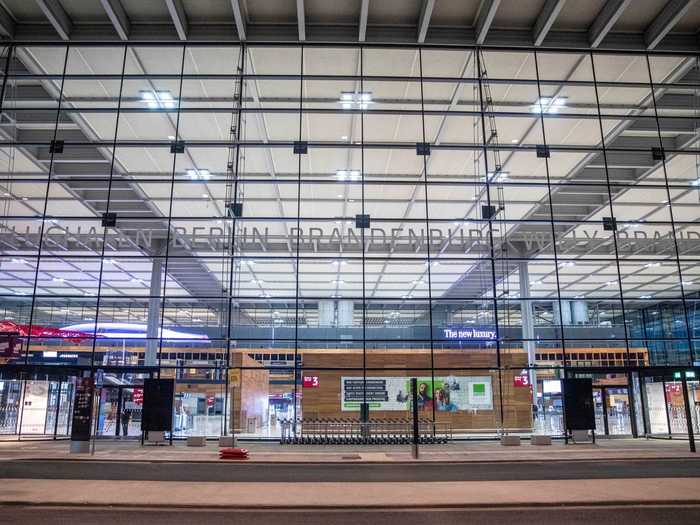 The rectangular structure features a glass facade with floor-to-ceiling windows, a growing trend in airports around the world, that allows in more natural light and gives the building a spacious feel.