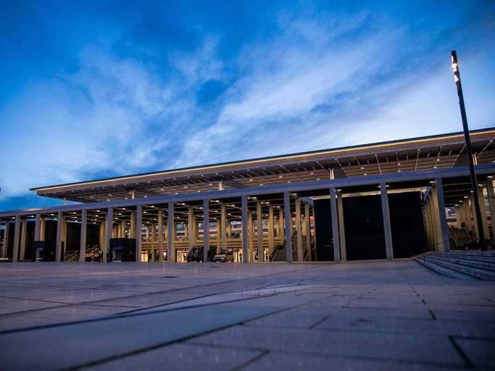 The combined area of both terminals is over 3,875,000 square feet with the structure located between the airport