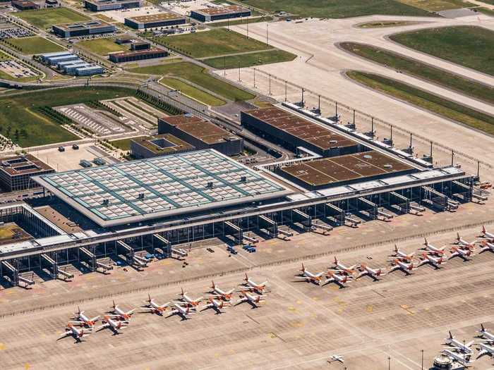 Terminal 1 is the largest at the airport, forming an L-shape and complete with 25 jetway-equipped gates. Most full-service carriers and those with wide-body aircraft will use this terminal.