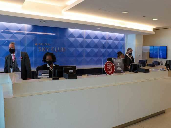 Check-in for the lounge takes place on the upper level where the staff is completely separated from the passengers via a plexiglass barrier.