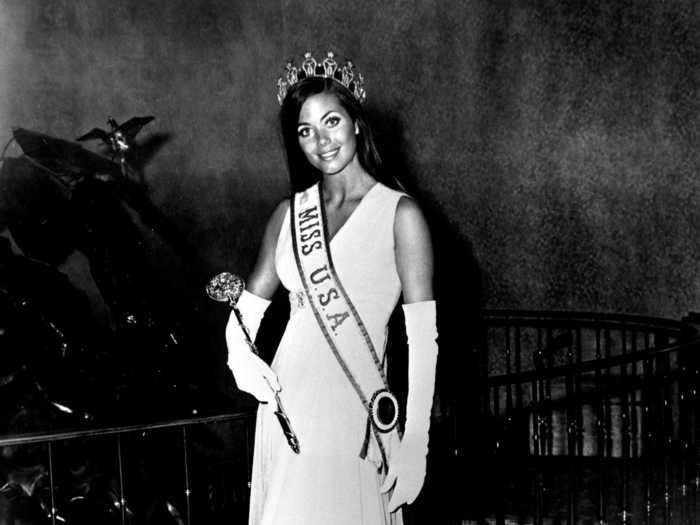 Debbie Shelton wore long gloves and an understated dress when she was crowned Miss USA 1970.