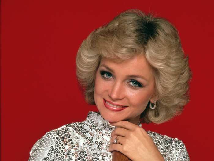 Barbara Mandrell co-hosted the CMA Awards in 1981 in a silver sequined dress.