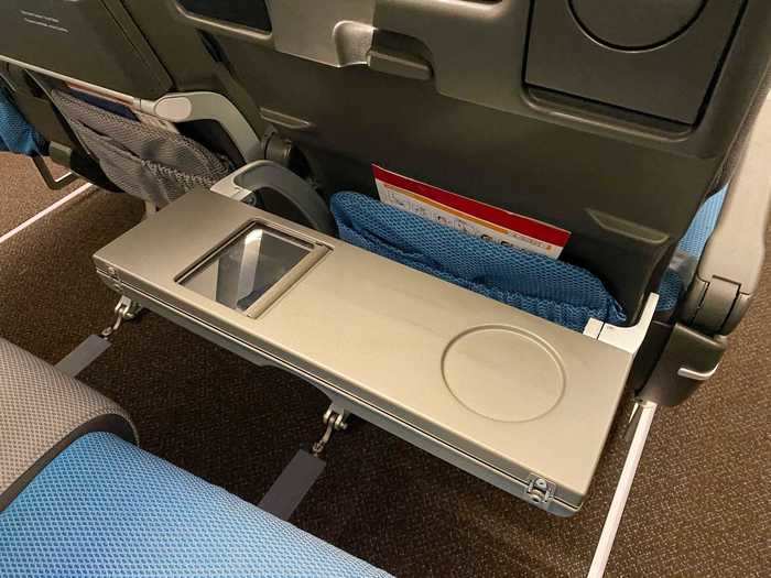 The tray table is foldable and even comes with a mirror. This setting would be ideal for enjoying a beverage, for example.