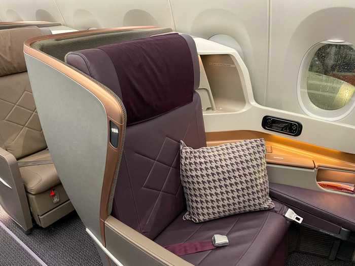 Along the cabin wall in business class are singular seats with unobstructed access to the window and ideal for solo travelers.