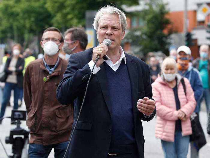 Another outspoken figure in the movement is Heiko Schöning, who is a founder of the anti-vaccination group Ärzte für Aufklärung ("Doctors for Enlightenment") and is also a regular speaker at Querdenken events.