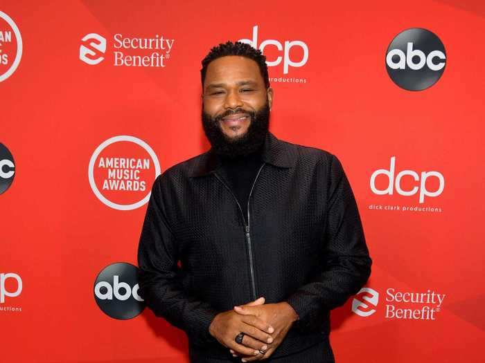 Anthony Anderson kept it simple in all black.