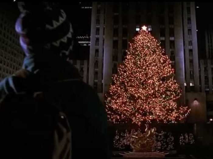 One of the final scenes in the city features McCallister admiring the giant Christmas tree in Rockefeller Plaza.