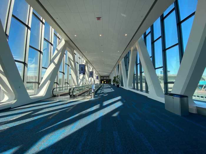 Departing passengers arrive on the third level and ascend to the top floor after going through security, where eateries and retail shops are located, before crossing one of two sky bridges that connect to the concourses.