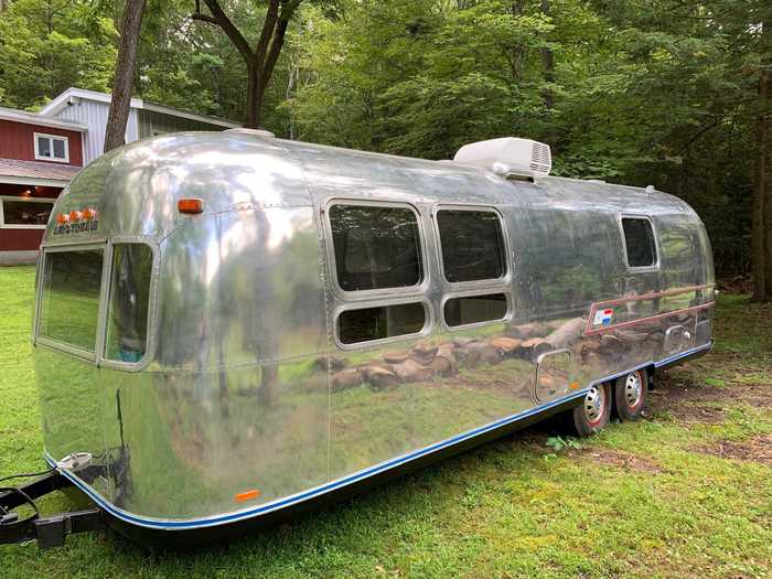 Co-owners of Hudson Valley Airstream, Amy and Ed scour the eastern US for out-of-commission Airstream land yachts from the 1960s and 70s and convert them into tiny modern homes.