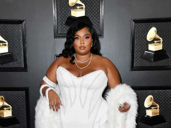 Lizzo channeled Old Hollywood glamour in a strapless dress and faux-fur stole, both of which were designed by Versace.