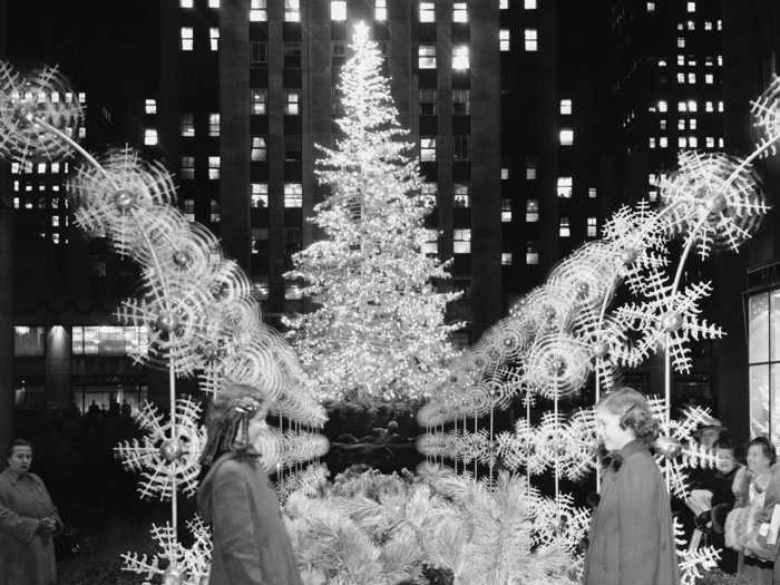 In 1949, the tree was painted silver to give it a more "wintry" look.