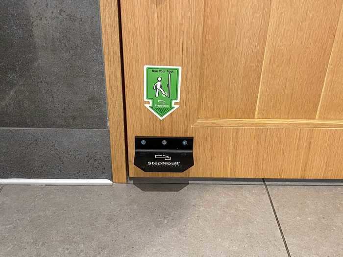 New additions can also be found in some of the lounges. In the American lounge, new foot handles have been installed so flyers don