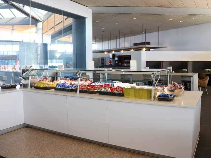 Lounge staff will also come around with yogurt, a selection of cheeses, and muffins during peak times.