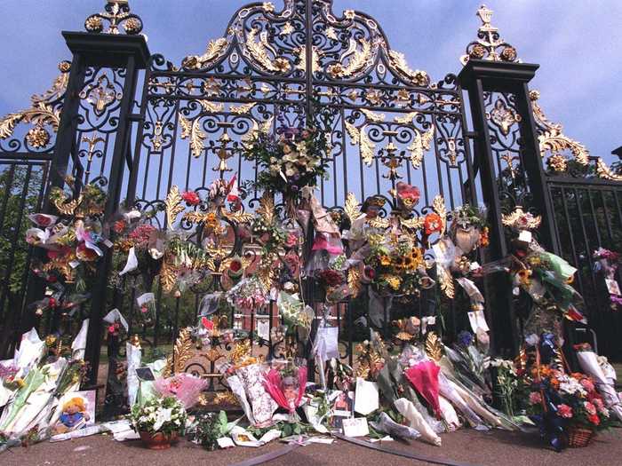 August 31, 1997: Princess Diana died in a car accident in Paris.